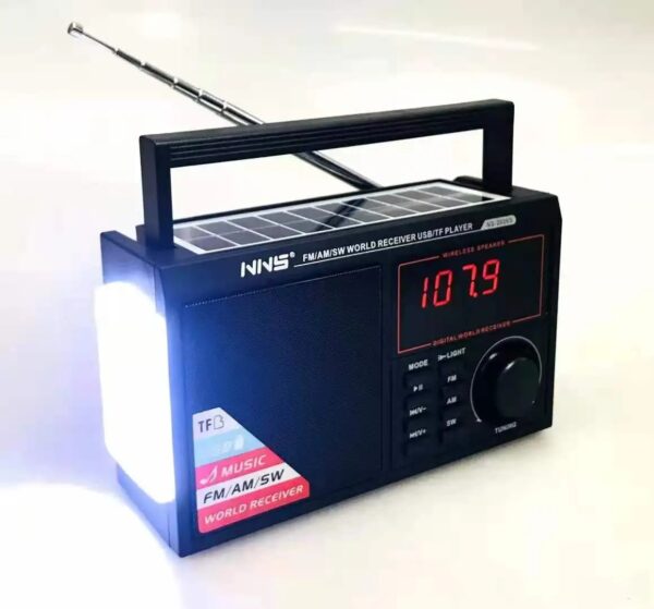 Radio 3-Bandas Solar 🔥¡El radio que todos quieren tener! | RADIO CON PANEL SOLAR Y BATERÍA DE LITIO DE 1200MAH IU-R3620BTS ¿Y si te dijéramos que hay un radio que no solo te conecta con el mundo, sino que también se carga con el sol y tiene bluetooth para poner tu música favorita? 😏 Este radio de 3 bandas IU-R3620BTS es como ese amigo que siempre está listo para todo: reproduce desde USB o tarjeta TF, se recarga con energía solar o por cable USB, ¡y además tiene bluetooth para que conectes tu celular sin enredos! Perfecto para paseos, emergencias, o simplemente para disfrutar buena música donde sea. 💥 Lo que más amarás: No necesitas pilas (¡bye, gastos extra!) gracias a su batería de litio recargable de 1200mAh. Si no hay luz, su panel solar 5V 1W se encarga. Tiene pantalla LED para que veas todo clarito. Sintoniza FM, AM y SW sin perderte nada. ¡Y sí, también reproduce MP3! 📦 ¿Qué incluye el paquete? 1 Radio IU-R3620BTS 1 Cable USB de carga 1 Manual de uso (¡para que no te enredes!) 📏 Medidas del producto: 13 cm ancho x 8.5 cm alto x 4.5 cm de fondo. ¡Compacto y fácil de llevar! ✅ Garantía de 30 días 🚚 Envíos a toda Colombia No lo pienses tanto. Este radio es ideal para tener en casa, en el carro o como regalo. ¡Cómpralo ahora y prepárate para disfrutar sin límites! Radio portátil 3 bandas FM/AM/SW con bluetooth, panel solar y batería recargable. Compacto, práctico y listo para cualquier ocasión. ¡Envios a toda Colombia y garantía de 30 días!